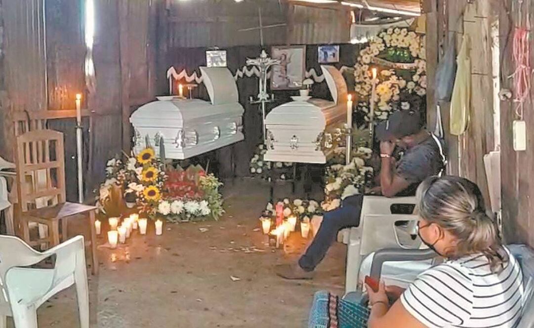 Los féretros de Jonathan y Eduardo estuvieron acompañados de veladoras y flores. Foto: Especial.