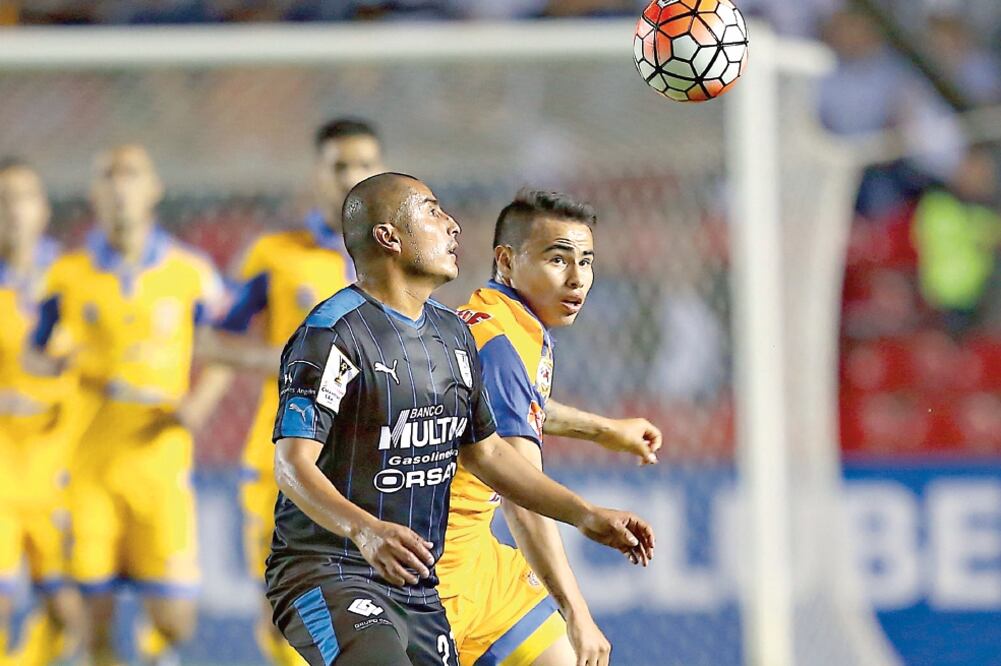 Un duelo en media cancha predominó anoche en La Corregidora (SERGIO MEJÍA. IMAGO7)