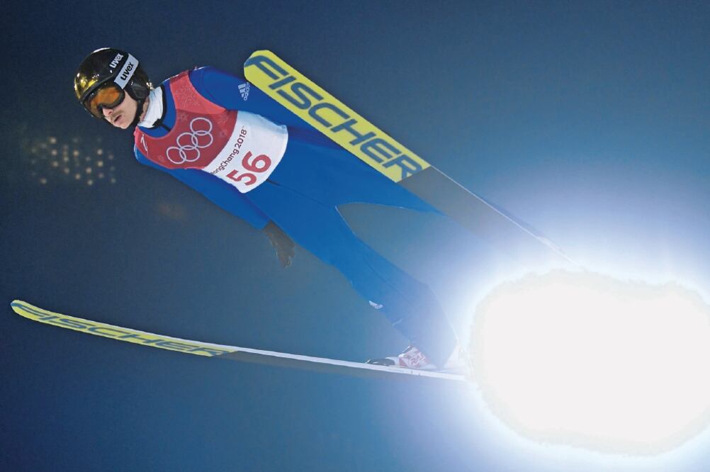 El salto de esquí, de las pruebas más vistosas. (CHRISTOF STACHE. AFP)