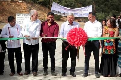 AMLO inaugura camino pavimentado en municipio más pobre del país