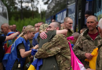 Rusia y Ucrania canjean 84 prisioneros de guerra; intercambio incluyó a militares y civiles, afirma Zelensky