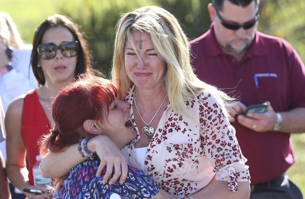 Al menos 17 personas perdieron la vida hoy durante un tiroteo en una escuela en Florida, según informó hoy el Departamento de Policía de del condado de Broward. Foto AP