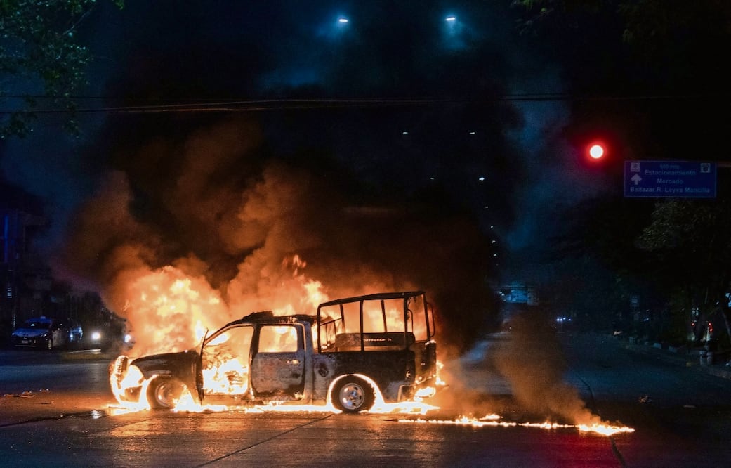 Alumnos de la Normal Rural de Ayotzinapa interceptaron una patrulla de la policía estatal y le prendieon fuego tras el asesinato de Yanqui Khotan Gómez Peralta, de 23 años. Foto: de Eduardo Guerrero. AFP