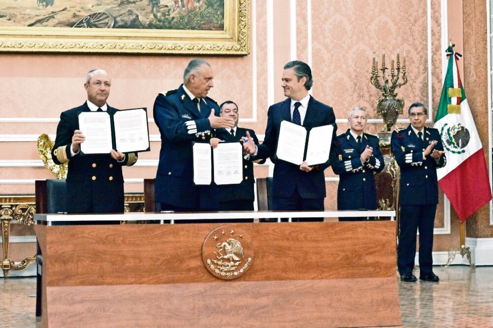 Vidal Francisco Soberón Sanz, titular de la Semar; Salvador Cienfuegos Zepeda, de la Sedena, y Aurelio Nuño Mayer, secretario de Educación Pública, durante la firma del convenio educativo para beneficiar a las Fuerzas Armadas.