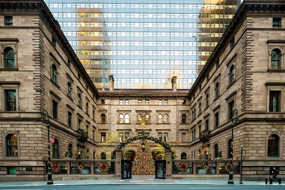 El icónico hotel Lotte New York Palace es uno de los mejores spots para apreciar las decoraciones navideñas. Foto: Michael Stavaridis
