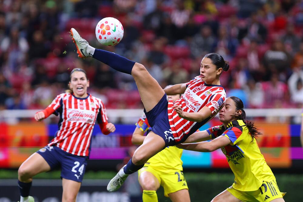 América y Chivas Femenil durante la semifinal de ida del Apertura 2025 - Foto: Imago7