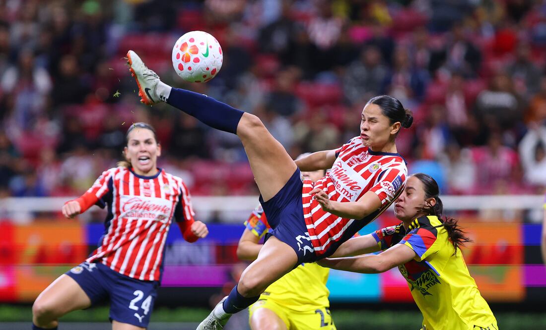 América y Chivas Femenil durante la semifinal de ida del Apertura 2025 - Foto: Imago7