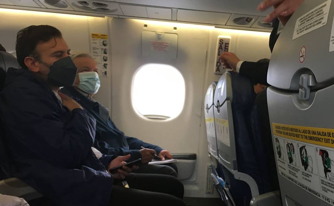 Acompañado por integrantes de su Ayudantía, el titular del Ejecutivo federal ingresó a la aeronave a las 8: 35 horas. Foto: Pedro Villa y Caña / EL UNIVERSAL