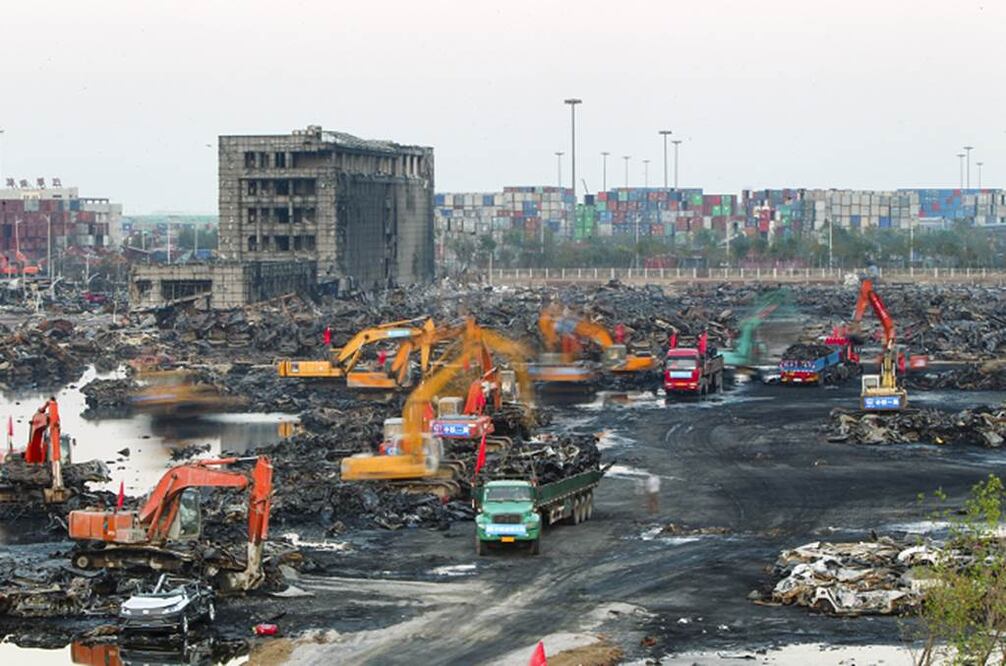 En el principal puerto del norte de China prosiguen las tareas de limpieza de la zona de la catástrofe (XINHUA)
