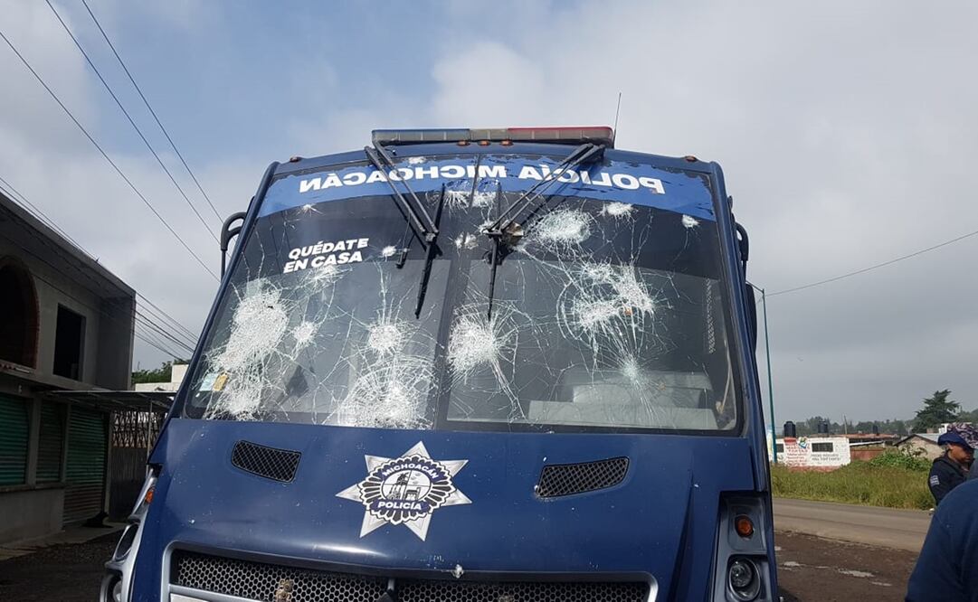 Los agresores también causaron destrozos en inmuebles, vehículos particulares y un camión de la Policía Michoacán Foto Charbell Lucio / EL UNIVERSAL