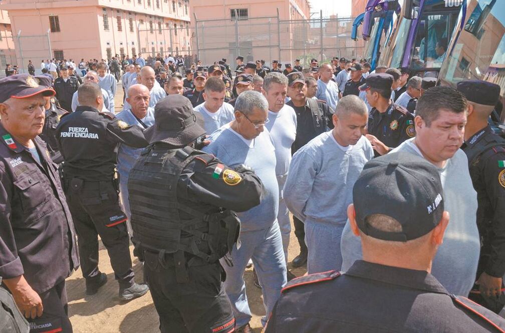 En el cierre de Topo Chico, más de un centenar de internos que eran los últimos huéspedes del lugar fueron transferidos al centro penitenciario de Apodaca. Fotos/EMILIO VÁZQUEZ. EL UNIVERSAL