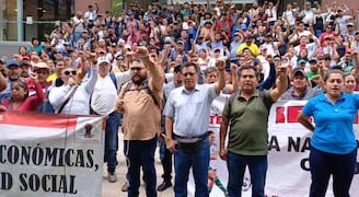 Manifestación de la Coordinadora Nacional de Trabajadores de la Educación (CNTE) afuera de Avenida Paseo de la Reforma 265, oficinas de la afore Metlife. Foto: Enrique Gómez / EL UNIVERSAL