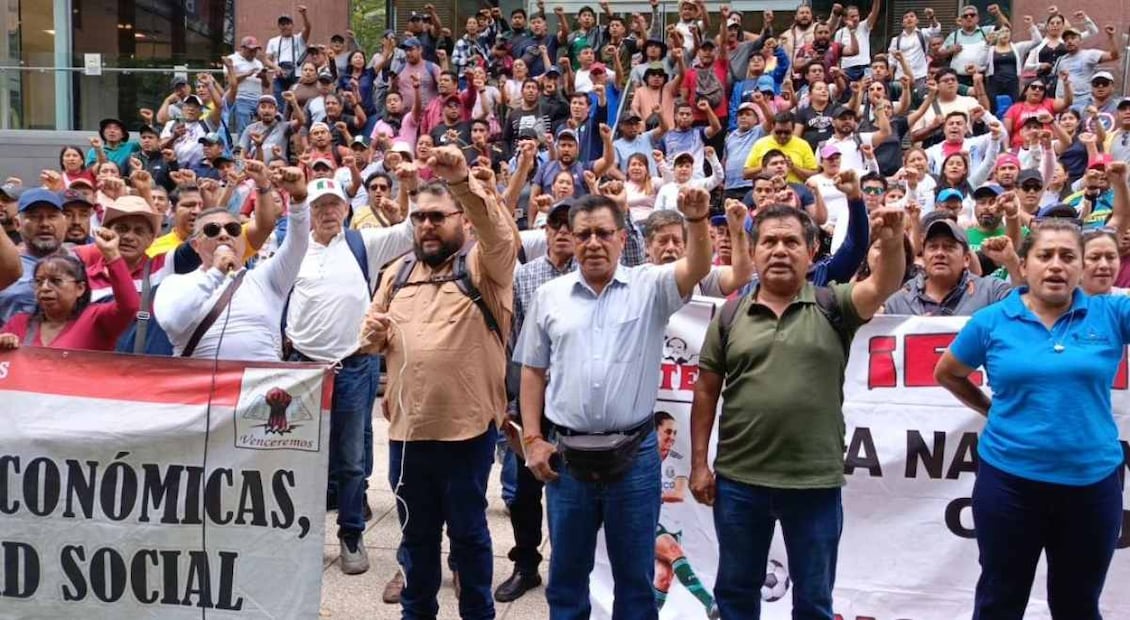 Manifestación de la Coordinadora Nacional de Trabajadores de la Educación (CNTE) afuera de Avenida Paseo de la Reforma 265, oficinas de la afore Metlife. Foto: Enrique Gómez / EL UNIVERSAL