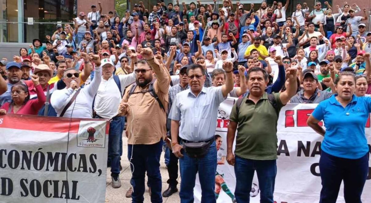 Manifestación de la Coordinadora Nacional de Trabajadores de la Educación (CNTE) afuera de Avenida Paseo de la Reforma 265, oficinas de la afore Metlife. Foto: Enrique Gómez / EL UNIVERSAL