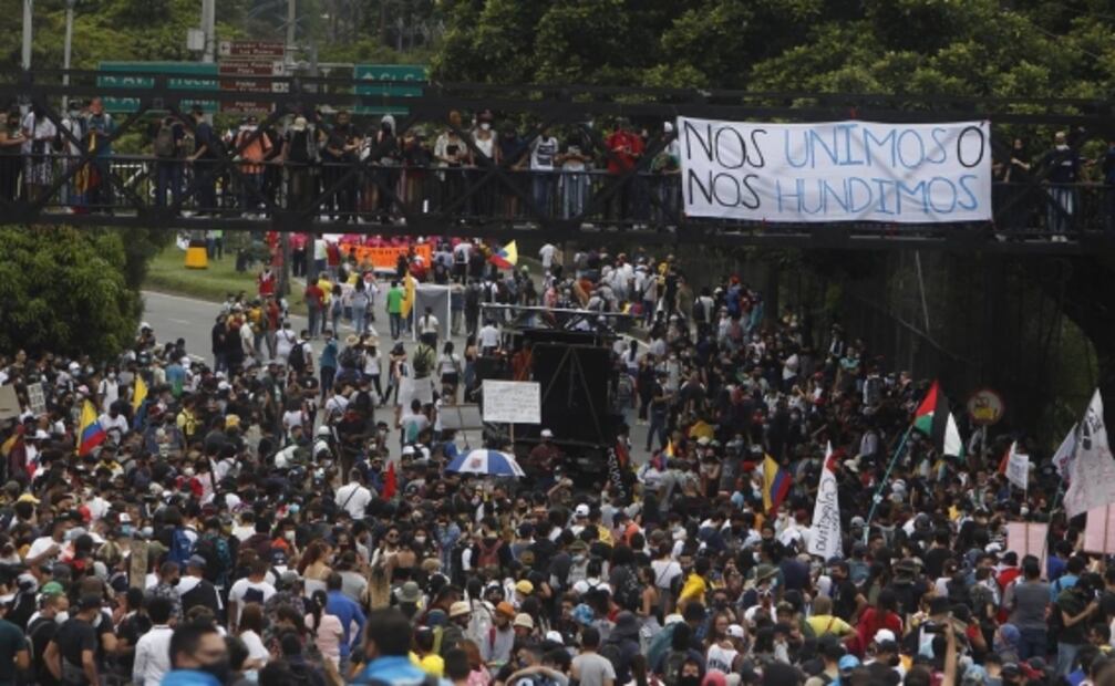 Protestas contra reforma tributaria dejan un muerto en Colombia