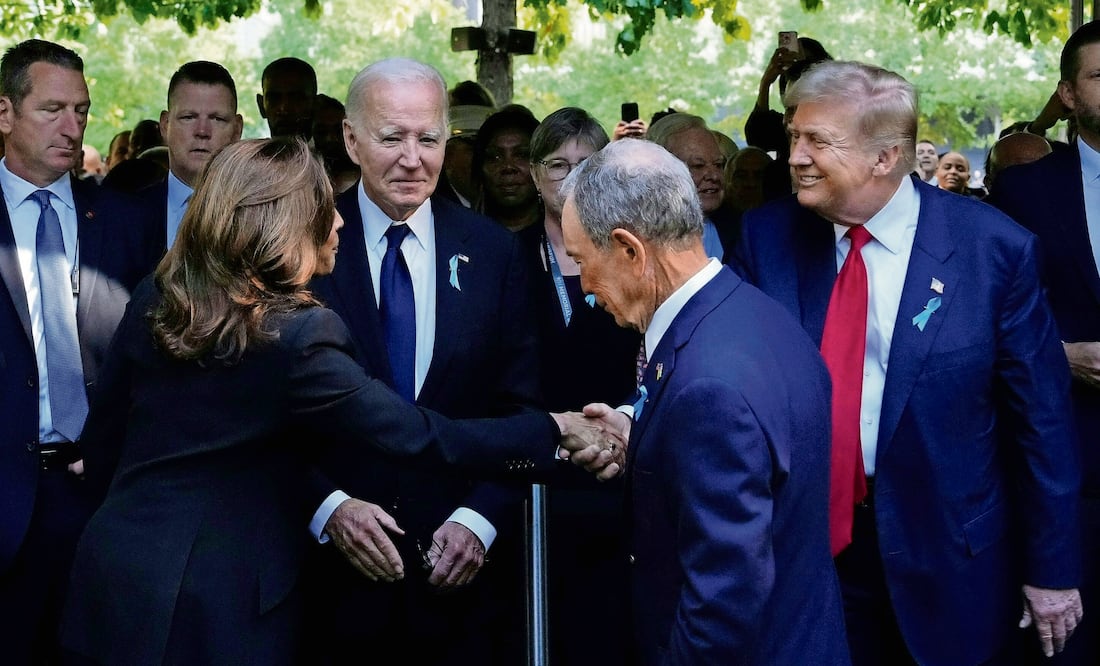 La vicepresidenta y candidata demócrata Kamala Harris le da la mano al expresidente y candidato republicano Donald Trump, ayer en un evento conmemorativo por el 11-S, en Nueva York. Foto: de ADAM GRAY. AFP