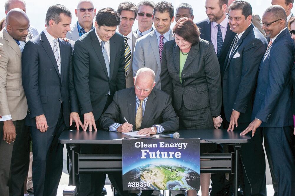 El gobernador de California, Jerry Brown, firma la ley SB350 para combatir el cambio climático en el estado, en una ceremonia celebrada ayer en Los Ángeles (DAMIAN DOVARGANES. AP)