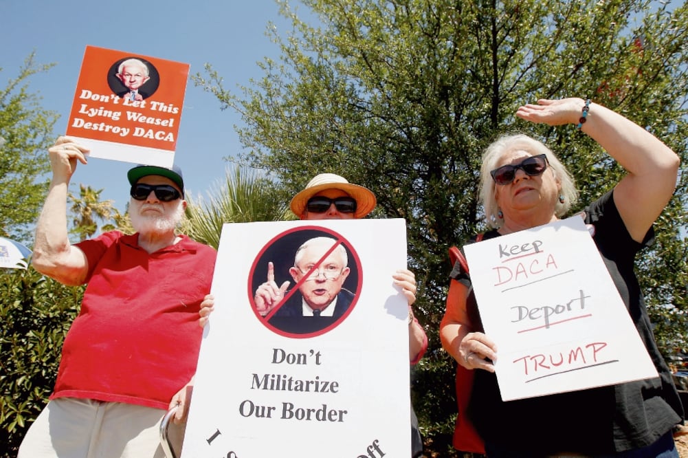 Activistas defensores de los derechos de los migrantes protestaron ayer contra la visita del fiscal Jeff Sessions a Las Cruces, Nuevo México (JOSÉ LUIS GONZÁLEZ. REUTERS)