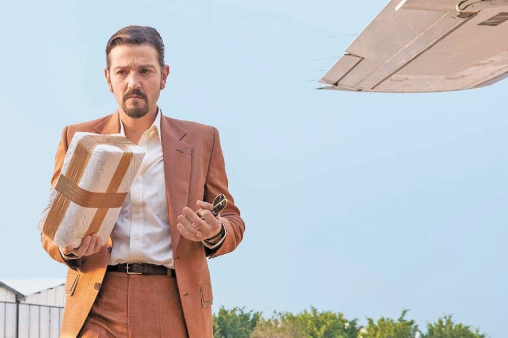 La serie en la que actúa Diego Luna requirió vestir a más de 8 mil actores. Foto/Netflix