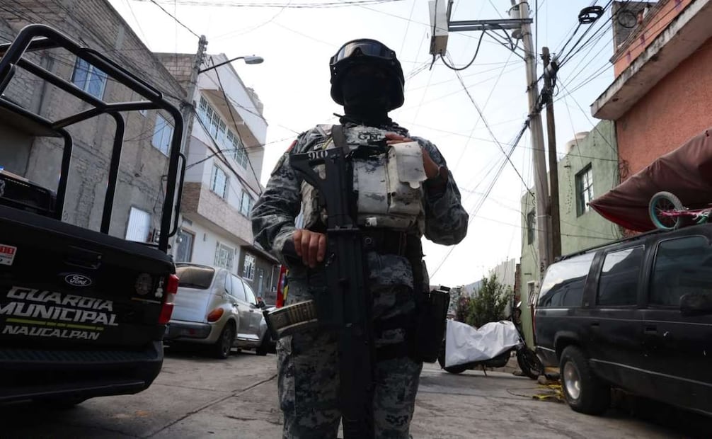 La zona fue acordonada por elementos de seguridad, mientras personal de la Fiscalía General de Justicia del Estado de México realizó las diligencias correspondientes para el levantamiento del cuerpo e inició las investigaciones. Foto: Osmar Alvarado / EL UNIVERSAL.