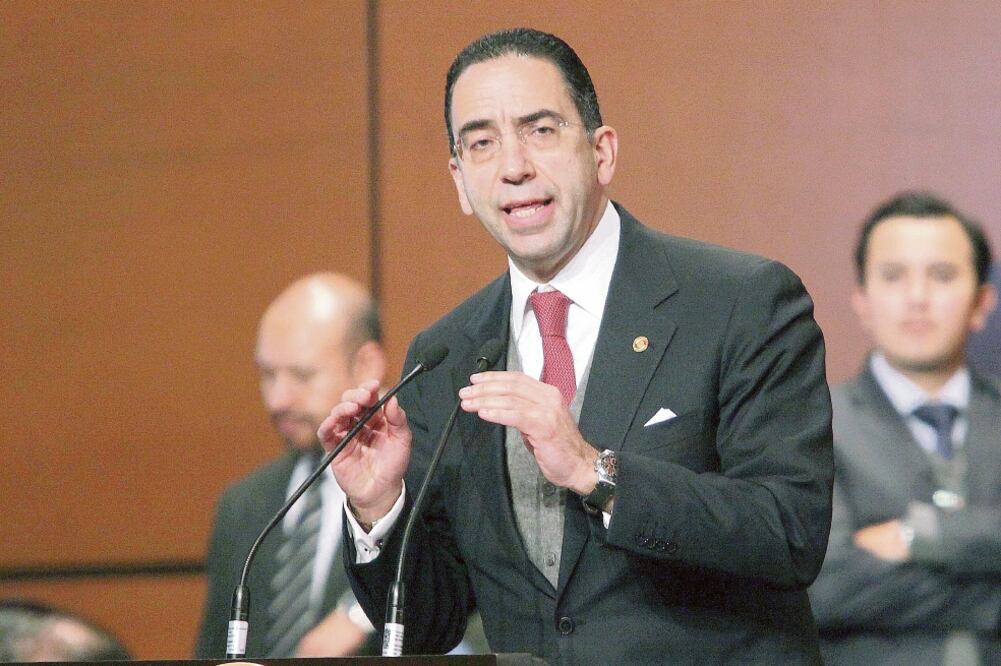 Por radio, televisión, redes sociales, parabuses y bardas, el senador albiazul se promueve (ARCHIVO. EL UNIVERSAL)