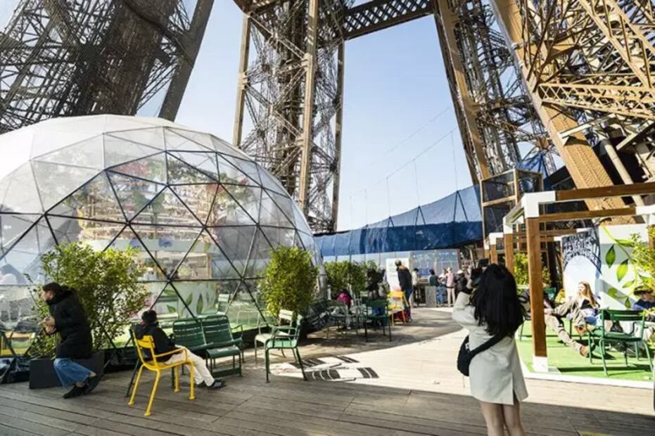 Luego de atravesar el puente, los visitantes pueden relajarse en esta terraza. Foto: La Tour Eiffel