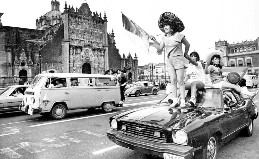 Aficionados celebrando en el Zócalo, luego de la victoria de México sobre Bulgaria. Durante el mundial de 1986, era común que los fanáticos se subieran a cofres o toldos de sus coches para festejar a la escuadra mexicana. Foto: Archivo EL UNIVERSAL