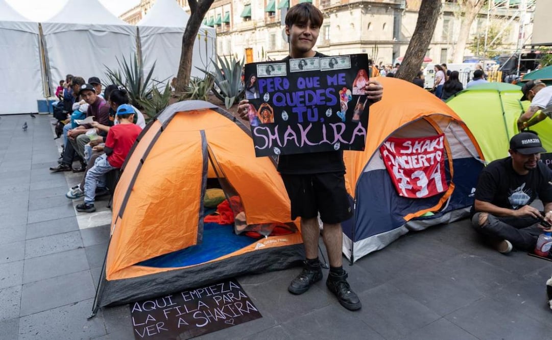 Decenas de fans de Shakira acampan en inmediaciones del Zócalo para el concierto de este domingo 1 de marzo. Foto: Foto Hugo Salvador / El Universal