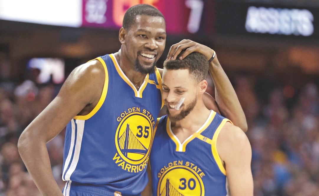 Kevin Durant firmó por 53 mdd y Stephen Curry por 201 mdd. (TONY DEJAK. AP)
