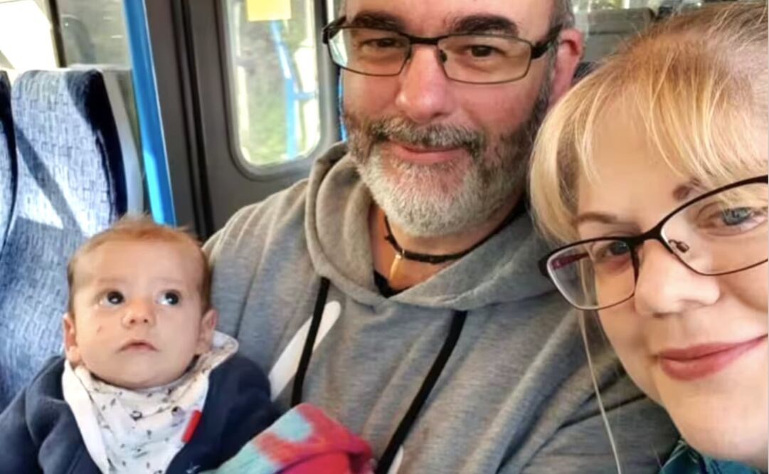 La británica Sarah Hedges detectó el cáncer ocular de su hijo gracias al flash de la cámara de su celular. Foto: X/@ChectUK