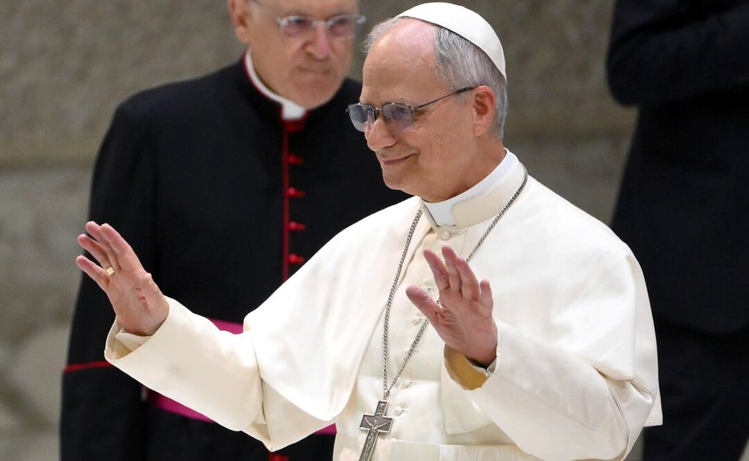 El Papa León XIV llega a una audiencia con miembros de los medios de comunicación en el Aula Pablo VI de la Ciudad del Vaticano, este lunes. Foto: EFE
