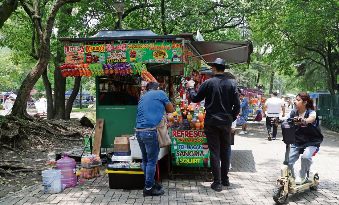 Comerciantes establecidos en el bosque consideran que la medida podría elevar el costo de sus productos. Foto: Carlos Mejía / EL UNIVERSAL