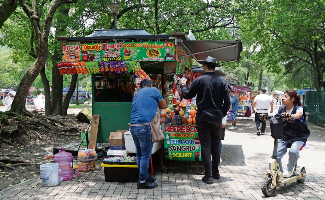 Comerciantes establecidos en el bosque consideran que la medida podría elevar el costo de sus productos. Foto: Carlos Mejía / EL UNIVERSAL