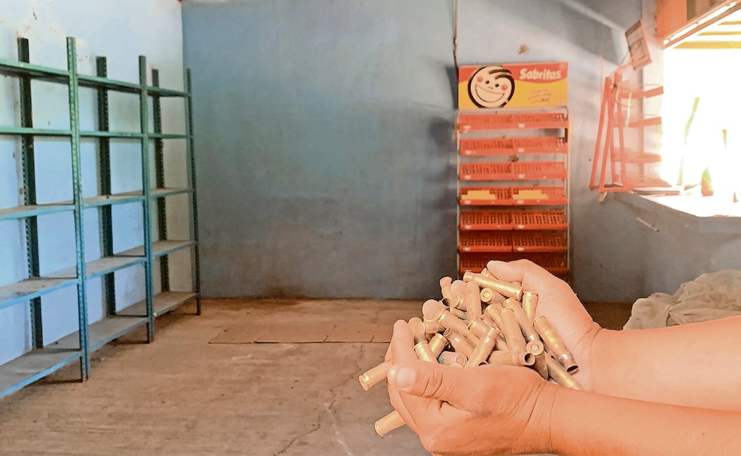 La tienda de abarrotes de la localidad está vacía y sólo hay cientos de casquillos percutidos de balas de grueso calibre. Foto: Carlos Arrieta | El Universal