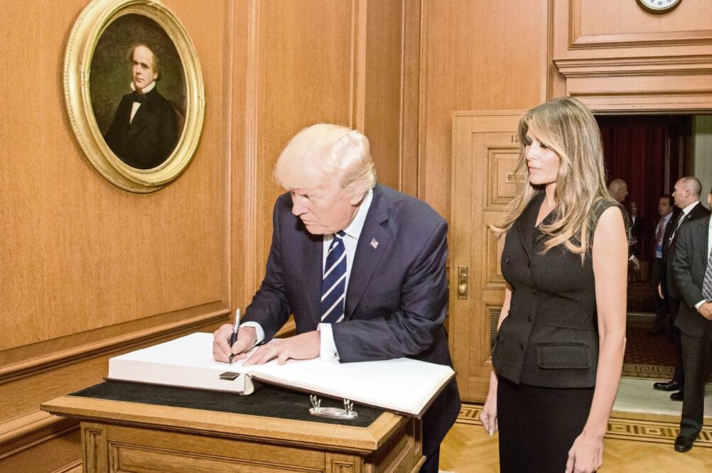 El presidente Donald Trump y su esposa, ayer, en la Suprema Corte, donde se realizó la ceremonia de investidura del juez Neil Gorsuch, en Washington (AP)