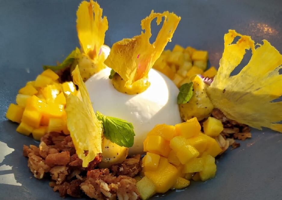 Panna Cotta de yogurth griego, un postre de Loretta con maracuyá, crumble de avena, mango y piña./ Foto: El Universal
