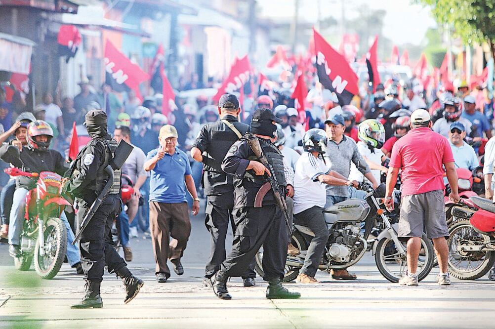 Policías y simpatizanes del gubernamental Frente Sandinista obstaculizan la marcha de opositores al gobierno en Masaya, Nicaragua. (RODRIGO SURA. EFE)
