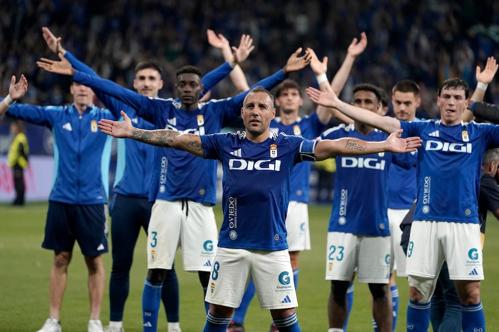 Real Oviedo en festejo, tras enfrentarse al UD Almería en el estadio Carlos Tartiere - Foto: EFE