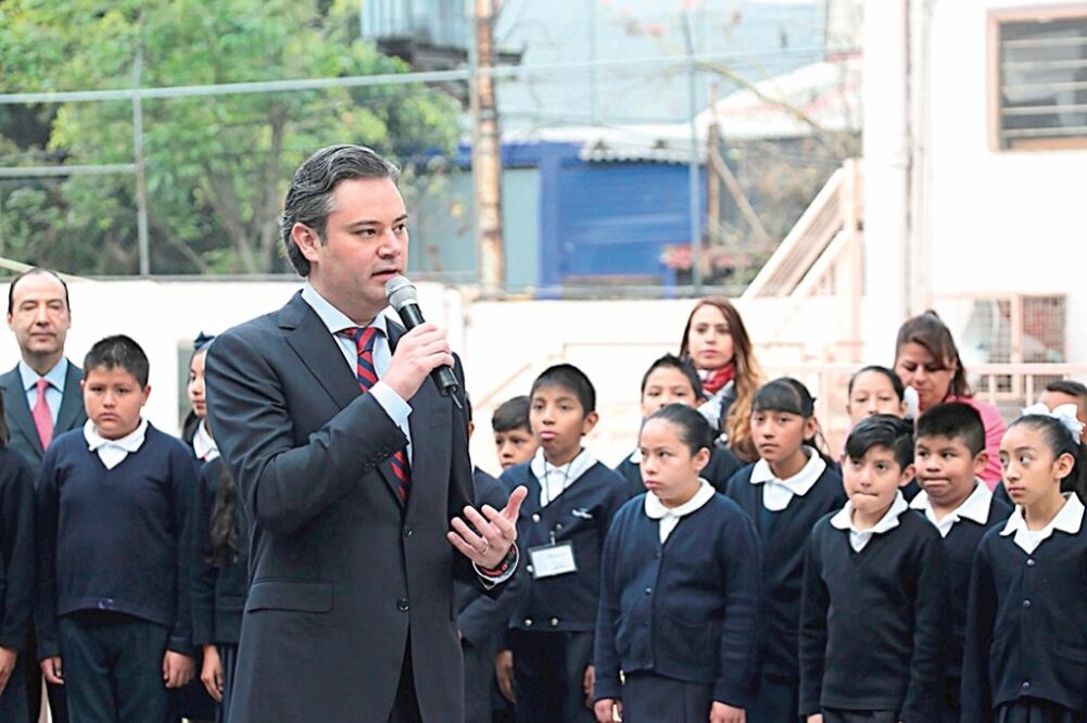 El titular de la SEP, Aurelio Nuño, visitó la primaria Asociación de Ferreteros de México 
