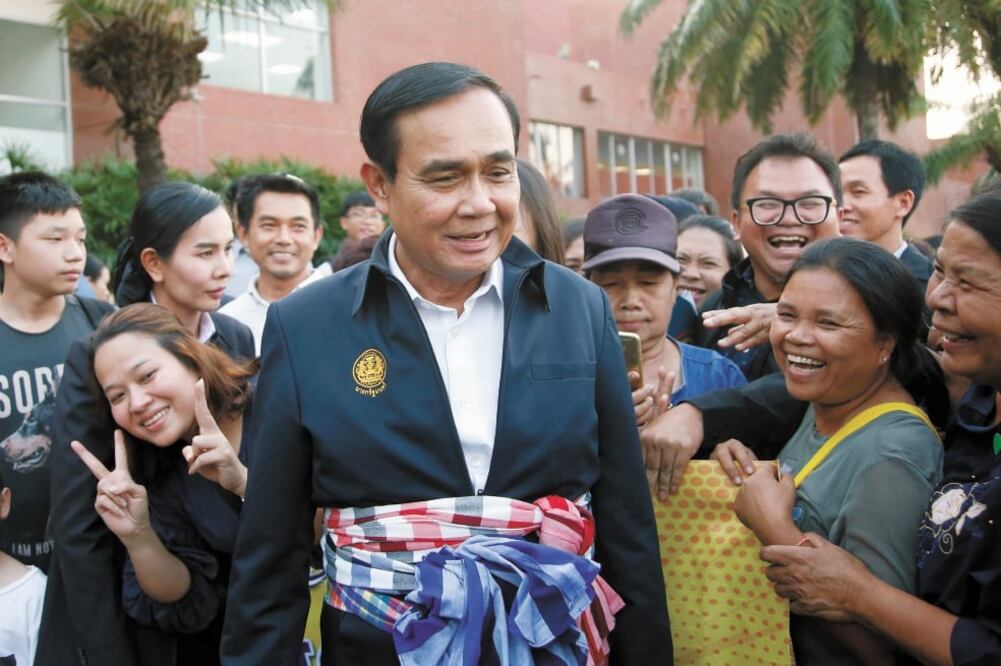 Prayut Chan-o-cha, primer ministro de Tailandia, con seguidores, el pasado 13 de marzo. En su país hay 539 personas condenadas a la pena capital. (SAKCHAI LALIT. AP)