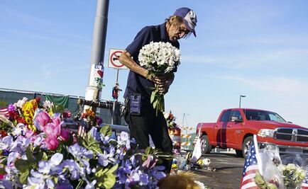El Paso arropa a hombre que enviudó tras perder a su "primer amor" en tiroteo
