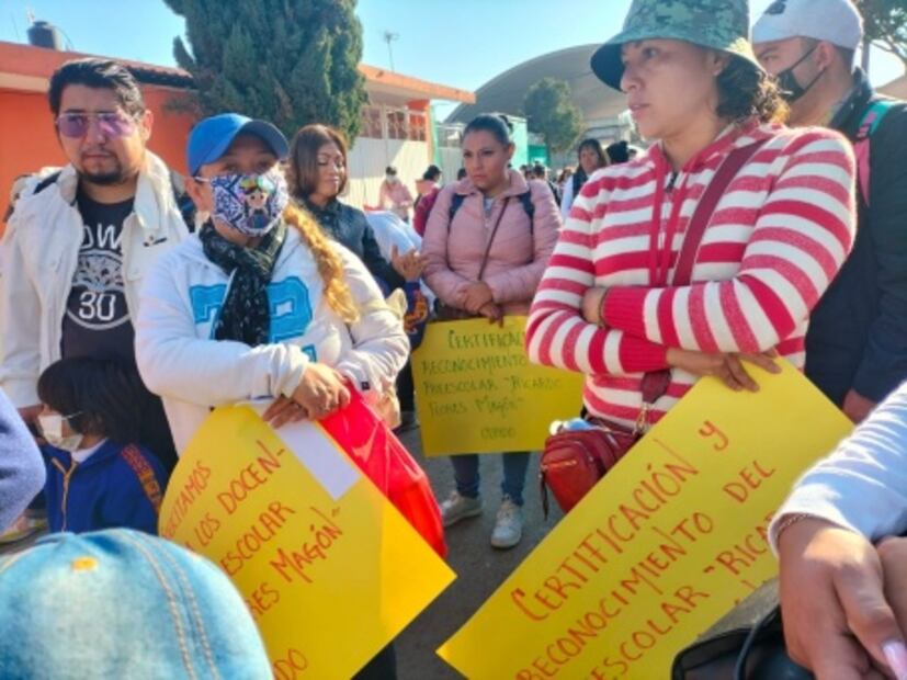 Profesores y alumnos bloquean por tres horas la autopista México-Puebla; exigen pago de salario a docentes