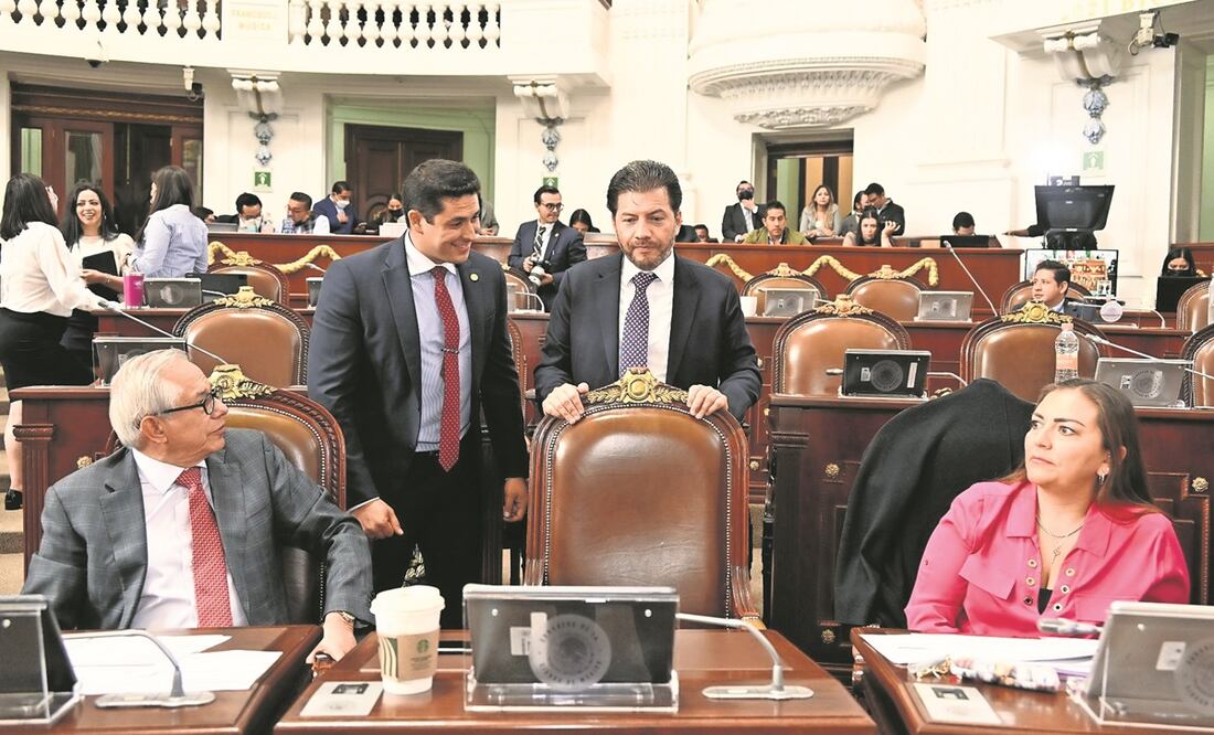 Los diputados del PRD fueron quienes presentaron la iniciativa de reforma para la reelección legislativa en la Ciudad de México.