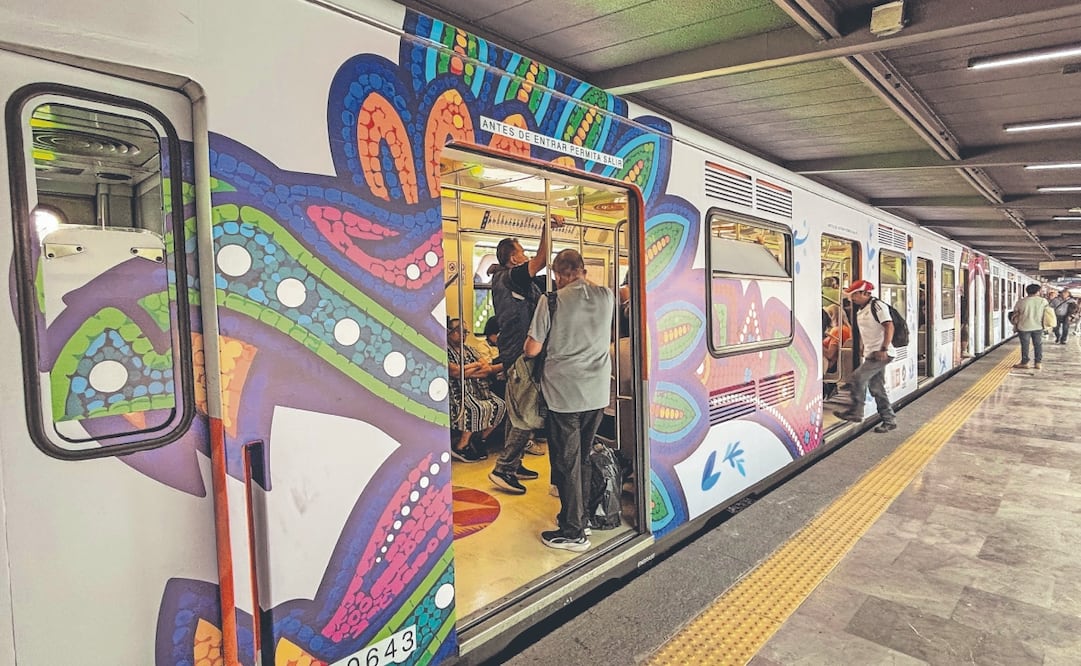 Al menos cuatro trenes de la Línea 2 del Metro tienen la nueva imagen, un Quetzalcóatl con vivos en naranja, verde, azul y rosa. Foto: Santiago Cadena/ EL UNIVERSAL