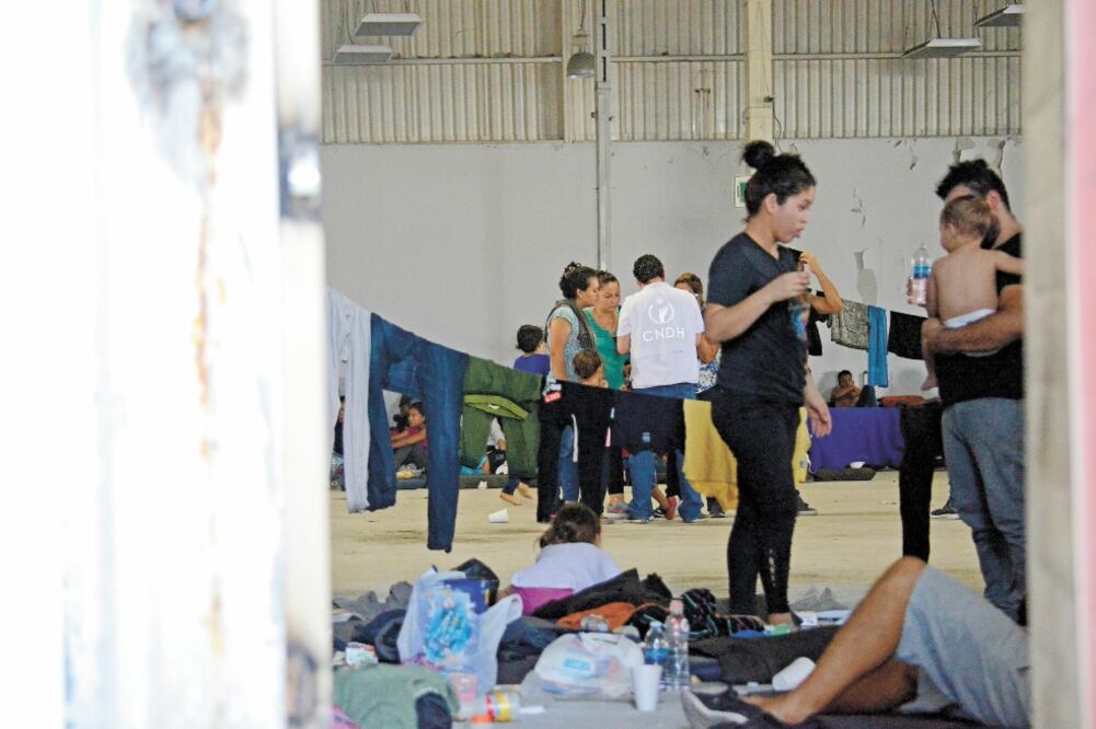 Personal de Derechos Humanos visitó las instalaciones donde se encuentran albergados decenas de migrantes, quienes serán trasladados a Veracruz. Foto/EMILIO VÁSQUEZ. EL UNIVERSAL