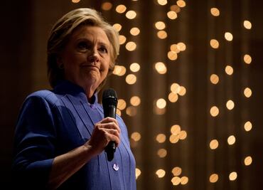 FBI obtiene orden para revisar correos vinculados con Clinton: medios