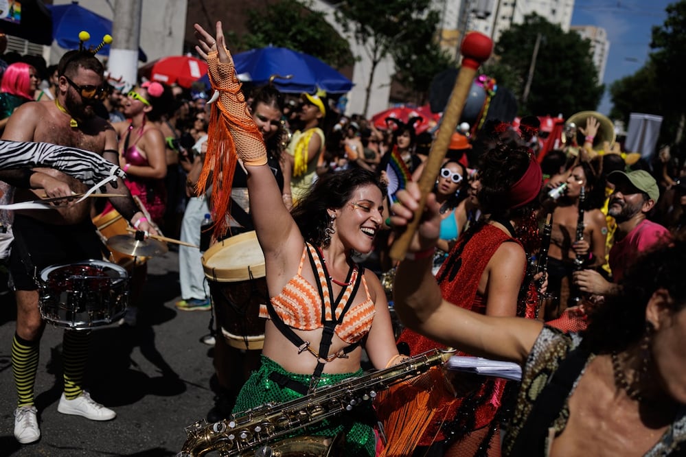 Asistentes a un desfile con la comparsa callejera 'Fanfarra Manada', en el centro de la ciudad de Sao Paulo. Foto: EFE