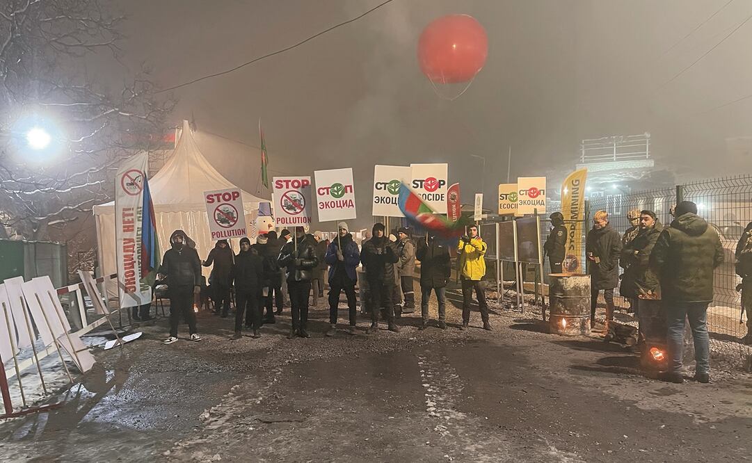 Manifestantes azerbaiyanos al bloquear el corredor de Lachin que enlaza Armenia con Nagorno-Karabaj, ante la negativa de los pacificadores rusos a permitir el acceso de expertos azerbaiyanos a la zona. Foto: Farid Gajramánov / EFE