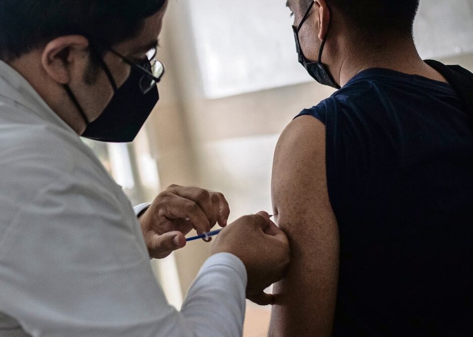 AstraZeneca alegó que el retiro de la vacuna contra Covid se debe a la falta de demanda y al excedente de vacunas disponibles en estos momentos en el mercado. Foto: Archivo El Universal