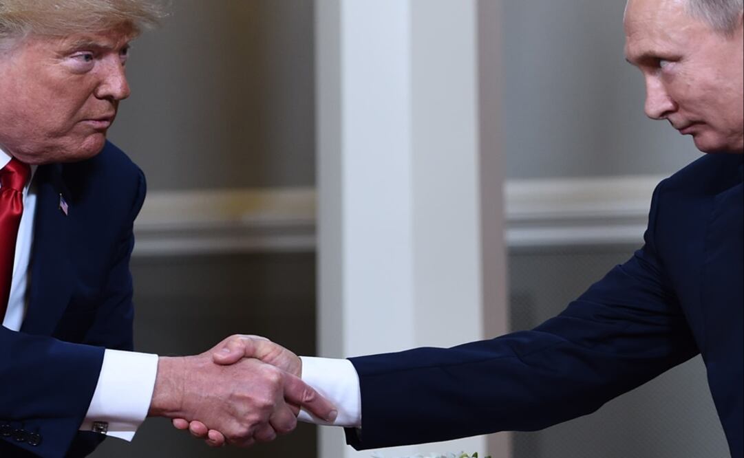 El presidente estadounidense, Donald Trump, y el mandatario ruso, Vladimir Putin, estrechan sus manos en la reunión de Helsinki (Foto: AFP)
